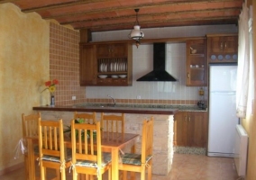 Cocina con muebles de madera y su horno