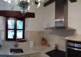 Sala de estar con televisor de plasma en la pared