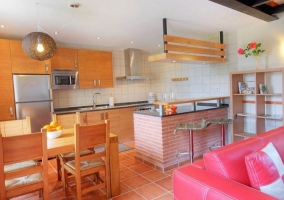 Cocina de la casa con mesa de comedor al lado