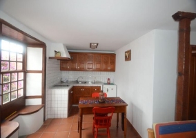 Cocina de la casa en blanco y madera con vitro