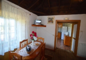 Cocina con armarios de madera y ventana