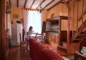 Dormitorio de matrimonio con los suelos de madera