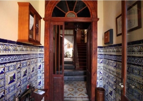 Entrada a la casa con azulejos de colores