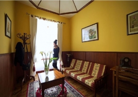 Cocina comedor de la casa con armarios de madera