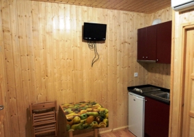 Habitación matrimonial con paredes de madera