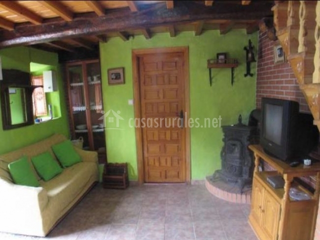 Sala De Estar En Color Verde ~ de madera con su conjunto de sillas al lado, y junto a la ventana En Sala De Estar En Color Verde ~ de madera con su conjunto de sillas al lado, y junto a la ventana En