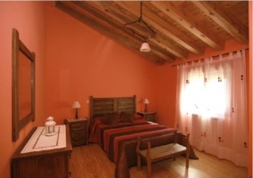 dormitorio doble naranja de la casa rural