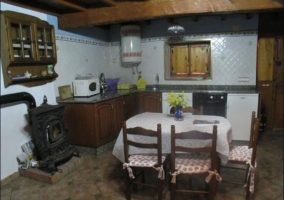 Cocina comedor de la casa con chimenea