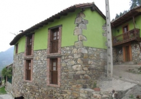 Acceso a la casa en piedra y color verde