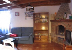 Sala de estar con la chimenea que hace esquina