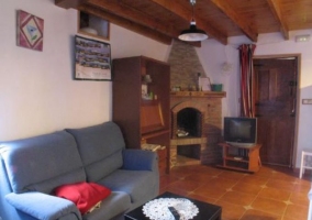 Sala de estar con una chimenea en ladrillo