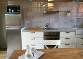 Cocina con mesa de madera