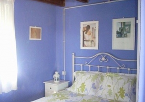 Habitación  abuhardillada en tonos azules