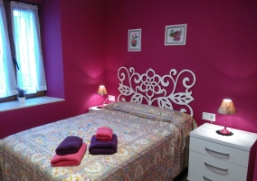 Dormitorio de matrimonio con mesillas