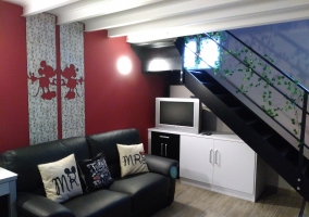 Sala de estar junto a las escaleras