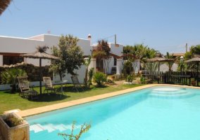 Mesa chiringuito y piscina