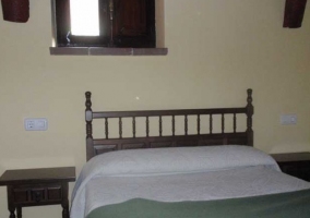 Dormitorio con ventanita de madera