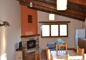 Comedor con chimenea y cocina integrada