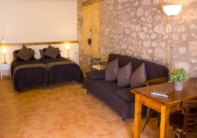 Cocina de la casa con mesa de madera al lado