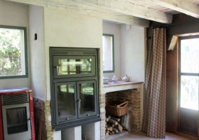 Cocina de la casa con mesa de madera y lavadora