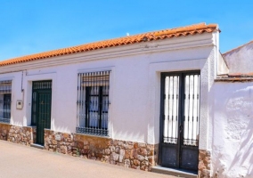 Acceso a la casa con muro de piedra