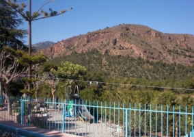 Piscina vallada con vistas a la sierra