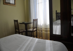 Comedor con muebles de madera oscura