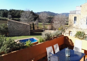 Terraza con vistas a la piscina