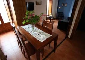 Mesa de comedor con sillas de madera