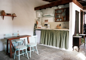 Cocina equipada junto a mesa para 4 personas