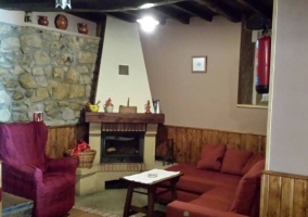 Sala de estar con chimenea en esquina