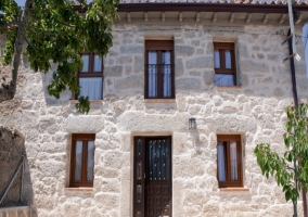 Fachada de piedra con elementos de madera