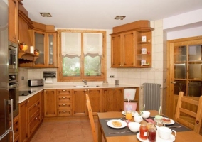 Cocina comedor con muebles de madera