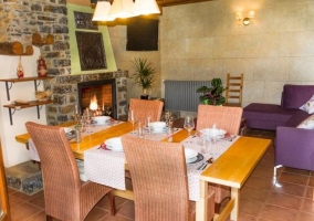 Sala de estar y comedor con chimenea