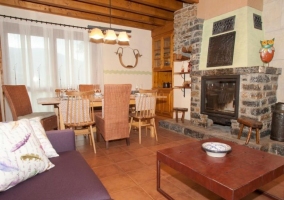 Cocina comedor con la mesa en madera