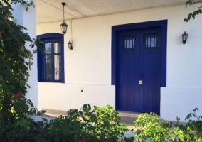 Entrada a la vivienda con puerta en color azul