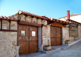 Dos puertas de acceso a la vivienda rural