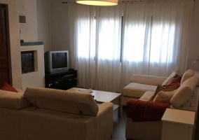 Comedor con mesa de madera blnaca