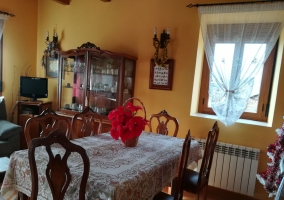 Salón comedor con mesa