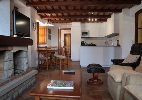 Cocina de la casa con la sala de estar al lado y chimenea