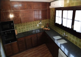 Cocina en L con ventanas