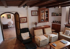 Sala de estar con sillones en beige