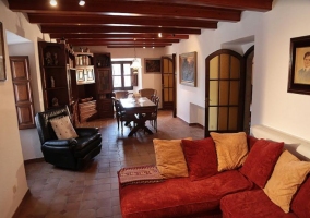 Sala de estar y comedor con sillones en rojo