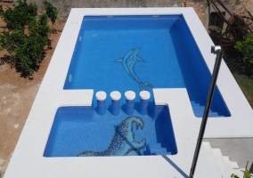 Patio exterior con jardín y porche