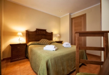 Dormitorio con cama grande