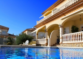 Fachada desde la piscina