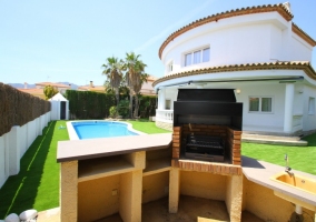 Mesa de madera junto a la piscina