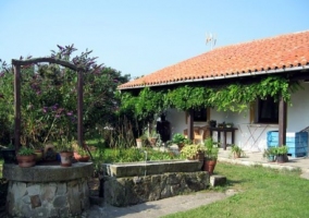 Fachada con terraza de madera