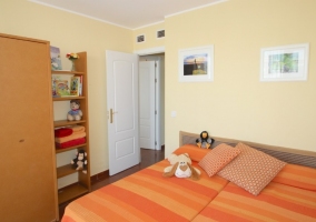 Camas individuales en cuarto odble
