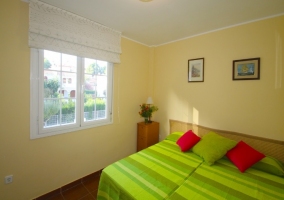 Dormitorio triple equipado